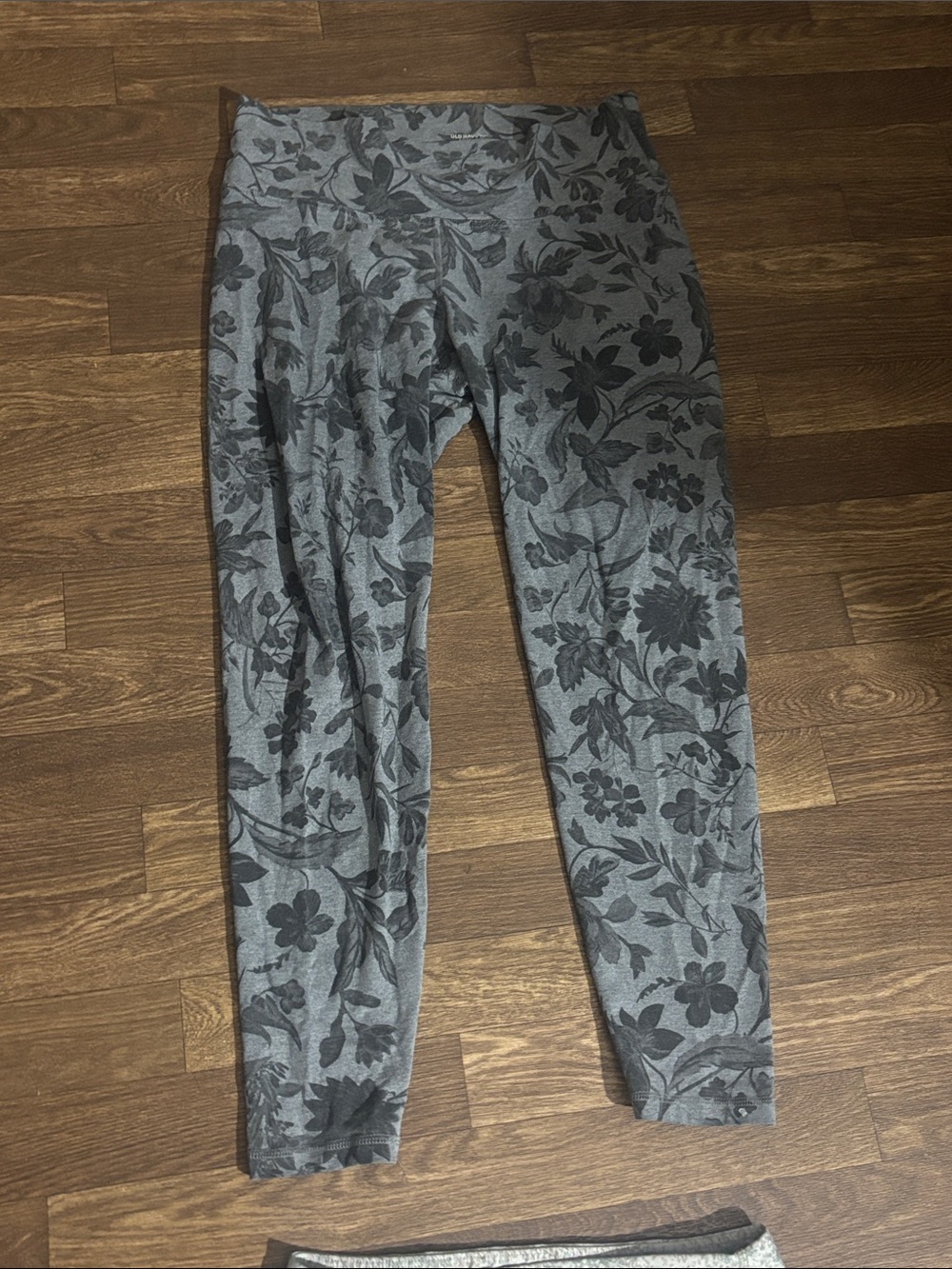 Woman's Gray Floral Print Leggings